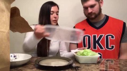 外国人吃辣条爆料视频,外国人挑战中国辣条，辣度揭秘！  第2张